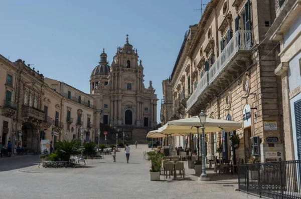 La catedral barroca de San Jorge de Modica y la plaza Duomo en la provincia de Ragusa en Sicilia en Italia — Foto de Stock