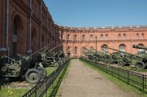 论军事史博物馆的院子里的大炮、 工程师和信号军团在圣彼得斯堡. — 图库照片