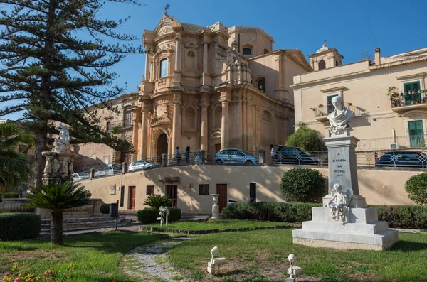 San Domenico Kilisesi ve fontain D'Ercole Noto, Sicilya