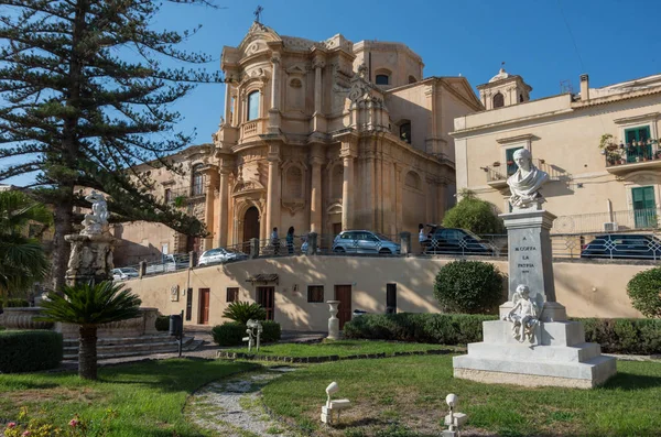 De kerk van San Domenico en de fontain D'Ercole in Noto, Sicilië — Stockfoto