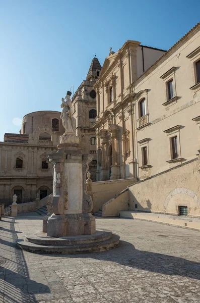 Estatua ante la Iglesia de San Francisco de Asís a la Inmaculada, Noto, Italia — Foto de Stock