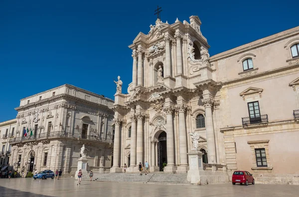 Barockstil katedralen på piazza Duomo. ORTIGA island, staden Syrakusa på Sicilien. Staden är en historisk stad på Sicilien, huvudstad i provinsen av Syrakusa. Royaltyfria Stockbilder