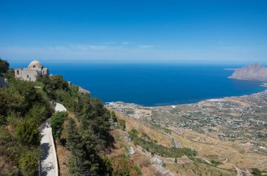 Panoramik görünüm tiren kıyı şeridi ile Kilisesi Saint John the Baptist '. Erice Sicilya, İtalya