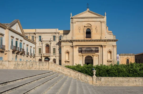 Basílica de san salvador (san salvatore) en Noto. Vista desde la escalera de la catedral de Noto. Sicilia Italia — Foto de Stock