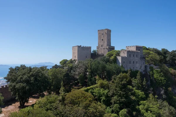 Utsikt över det normandiska slottet kallas Torri del Balio i Erice, Sicilien, Italien — Stockfoto