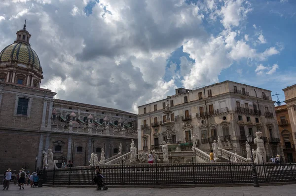 Fuente barroca con figuras desnudas en la plaza Pretoria en Palermo, Sicilia, Italia — Foto de Stock