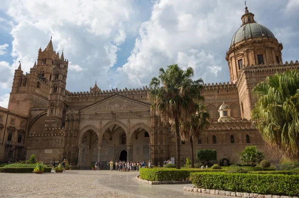 Palermo kathedraal (Metropolitan kathedraal van de veronderstelling van de Maagd Maria) in Palermo, Sicilië, Italië. Architecturale complex gebouwd in Norman, Moorse, gotische, barokke en neoklassieke stijl — Stockfoto