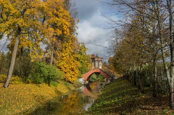 Krestovy Brücke im Herbst. Alexanderpark Puschkin, zarskoje selo. Russland — Stockfoto