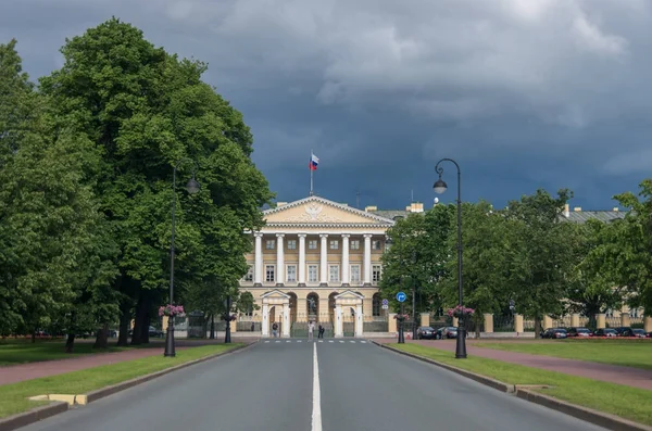 Fachada del Instituto Smolny (la residencia oficial del gobernador de San Peterburgo ahora) con una estatua de Lenin en primer plano. Rusia — Foto de Stock