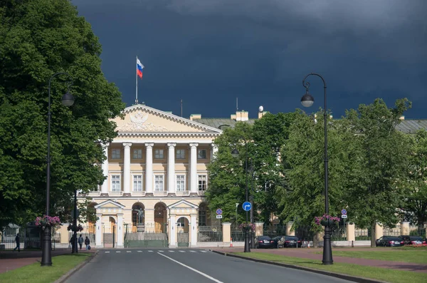 Façade de l'Institut Smolny (la résidence officielle du gouverneur de Saint-Pétersbourg maintenant) avec une statue de Lénine au premier plan. Russie — Photo