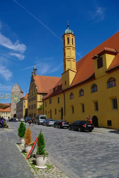 Straßenansicht von dinkelsbuhl, einer der archetypischen Städte an der deutschen Romantikstraße mit traditionellem Fachwerkhaus. — Stockfoto