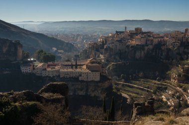 Parador de Cuenca. Saint Paul Manastırı ve İspanya Cuenca Ortaçağ tarihi kent