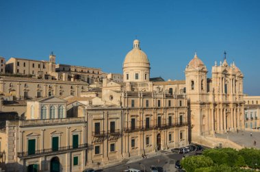 Noto ünlü Barok cathedral civarındaki günbatımı. St. Charles Kilisesi Belltower görüntüleyin. Sicilya, İtalya