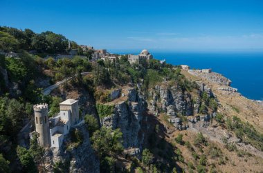 Tiren sahil şeridine Saint John the Baptist Kilisesi ve Torretta Pepoli - küçük kale Erice, Sicilya, İtalya için panoramik görünüm