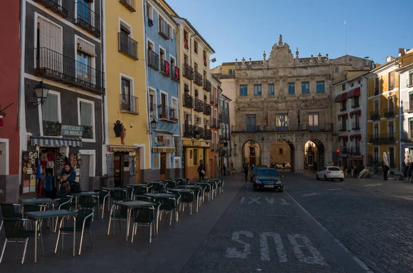 Coloridas fachadas de casas en plaza principal (Plaza Mayor) con ayuntamiento (Los Arcos del Ayuntamiento) en Cuenca —  Fotos de Stock