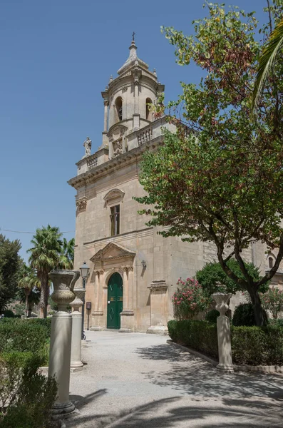 Italia, Sicilia, Ragusa Ibla, el campanario barroco de la iglesia de San Giacomo (siglo XVIII) ) — Foto de Stock