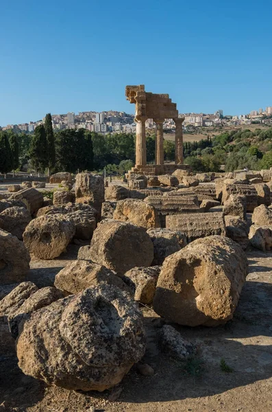 Temple de Castor et Pollux l'un des temples grecs d'Italie, Magna Graecia. Les ruines sont le symbole de la ville d'Agrigente. La Sicile. Sur le plan — Photo