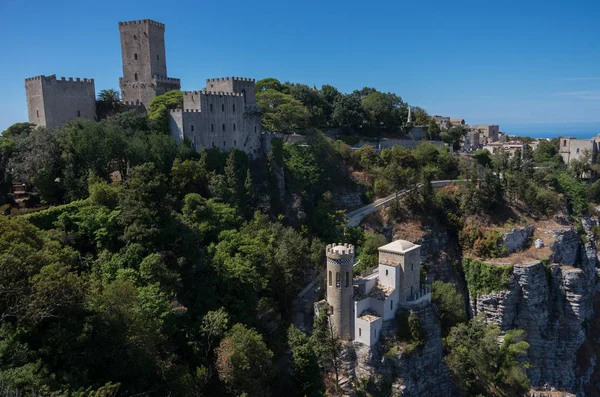 Vista panorámica al castillo norman llamado Torri del Bali, Torretta Pepoli - pequeño castillo en Erice, Sicilia, Italia —  Fotos de Stock