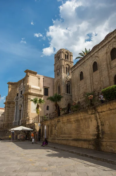Vista al campanario de la iglesia Martorana (Santa Maria dell 'Ammiraglio), Palermo. Sicilia . — Foto de Stock