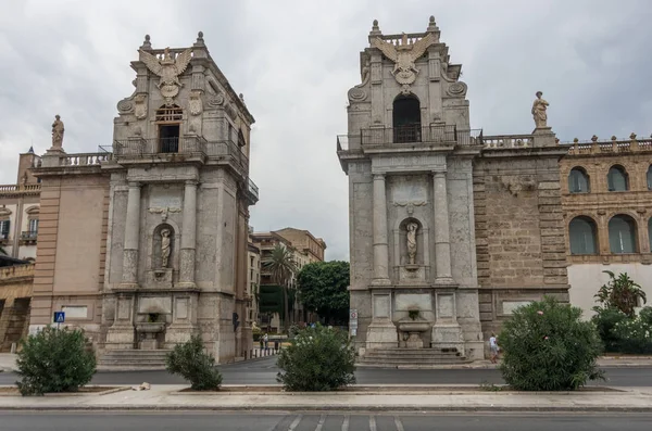 La Porta Felice es la puerta principal de Palermo en Sicilia, Italia . — Foto de Stock