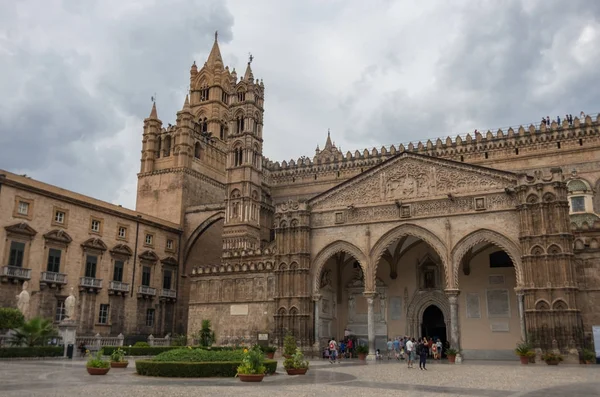 Palermo kathedraal (Metropolitan kathedraal van de veronderstelling van de Maagd Maria) in Palermo, Sicilië, Italië. Architecturale complex gebouwd in Norman, Moorse, gotische, barokke en neoklassieke stijl — Stockfoto