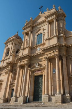 Noto ünlü Barok cathedral civarındaki günbatımı. St. Charles Kilisesi Belltower görüntüleyin. Sicilya, İtalya