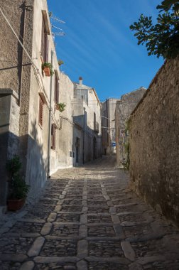 Eski Arnavut kaldırımlı dar Sokağı ortaçağ şehir Erice, Sicilya, İtalya