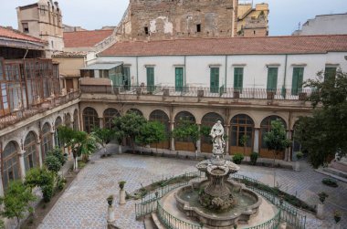 Avlu kilise Chiesa di Santa Caterina Barok çeşme. Palermo, İtalya.