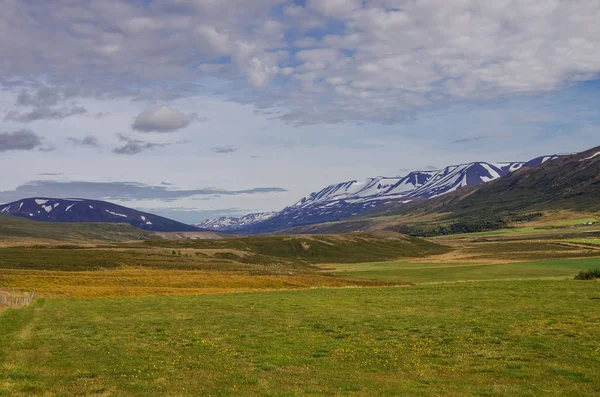 雪のパノラマ バレーには、山々 が覆われています。アークレイリ、アイスランドからの環状道路の近くの美しい夏の風景. — ストック写真