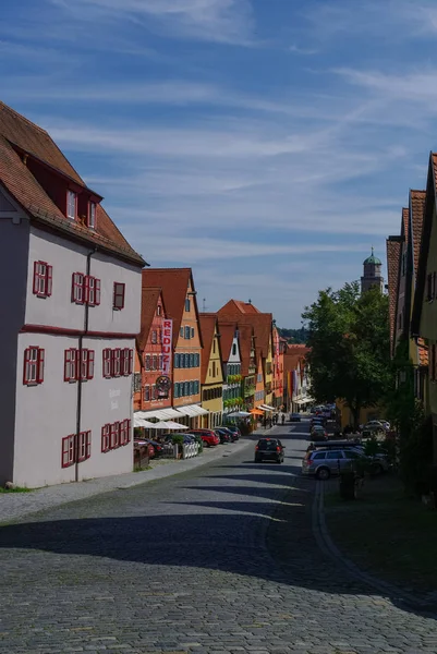 Vista de la calle de Dinkelsbuhl, una de las ciudades arquetípicas en la carretera romántica alemana con los marcos tradicionales (Fachwerk) casa . — Foto de Stock