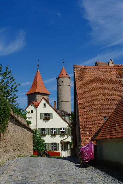 Sokak görünümü Dinkelsbuhl, geleneksel çerçeveler (Fachwerk) ev ile Alman romantik yolda arketipik kentlerinden biri. Almanya — Stok fotoğraf