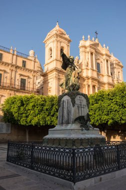 Dünya Savaşı ve ünlü Barok Katedrali'nde bir Noto arka plan Fallen anıt. Sicilya, İtalya