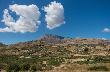 Sicilya dağ manzarası. Castellammare del Golfo yakınındaki Kuzey Sahili. İtalya