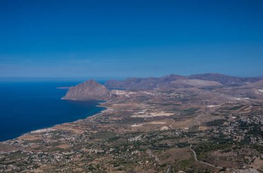 Cofano Dağı ve tiren kıyı şeridi Erice, Sicilya, İtalya'dan görünüm