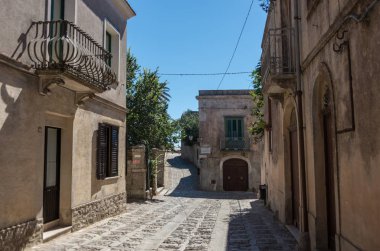 Eski Arnavut kaldırımlı dar Sokağı ortaçağ şehir Erice, Sicilya