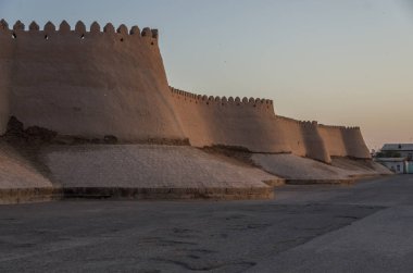 Eski şehir surları ve kuleleri nde Günbatımı görüntüleyin. Hiva, Özbekistan