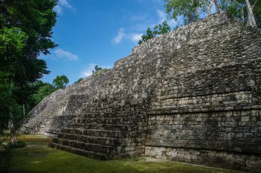 Rezervasyonunuzu yaparken Calakmul, Campeche, Meksika biyosfer arkeolojik Balamku muhafaza içinde harabeye Maya piramit görme