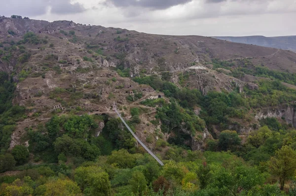 Khndzoresk sallanan köprü. Asma köprü Goris village yakınındaki gorge üzerinde. Ermenistan