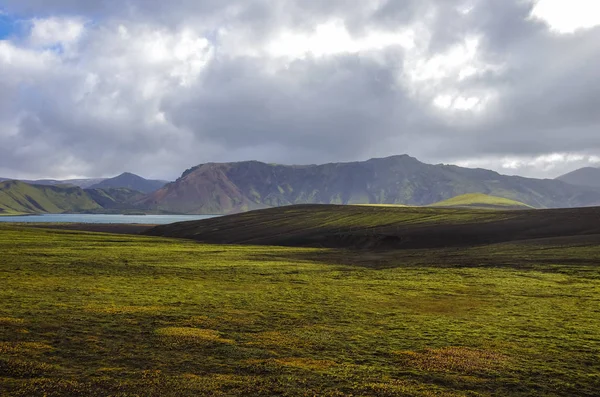 Lago y montañas volcánicas cubiertas de musgo. Landmannalaugar. Icela. — Foto de Stock