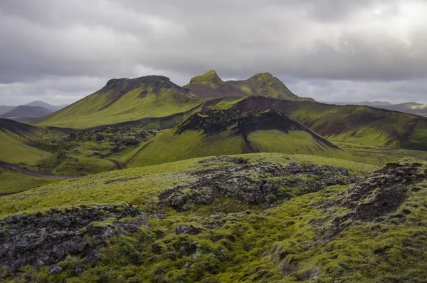 Jezioro i Mech Wulkaniczny góry. Landmannalaugar. Icela — Zdjęcie stockowe