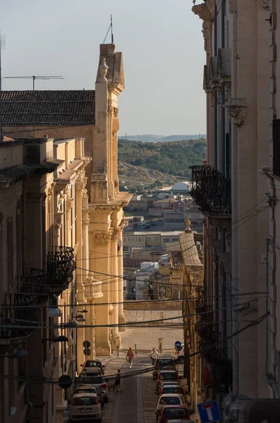 Calle Vincenzo Gioberti y Basílica de San Salvador en Noto . — Foto de Stock