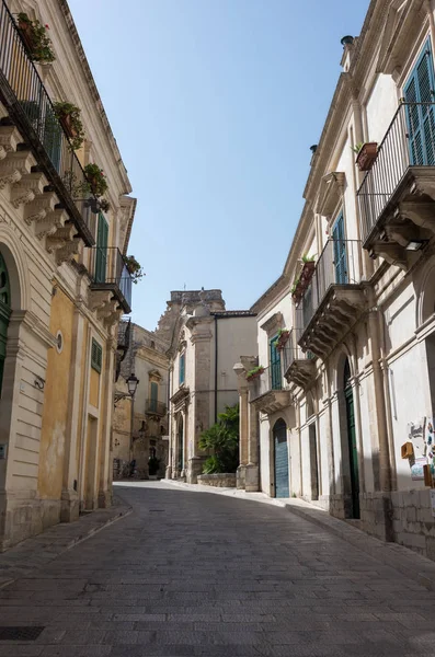 Estrecha calle panorámica en Ragusa, Sicilia, Italia con antigua casa adosada — Foto de Stock