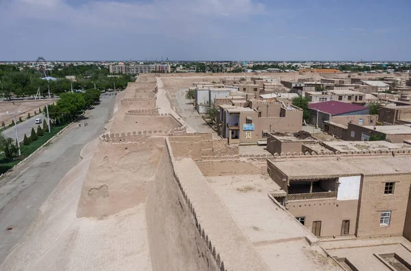 Visa gamla stadsmurar och torn Khiva, Uzbekistan — Stockfoto