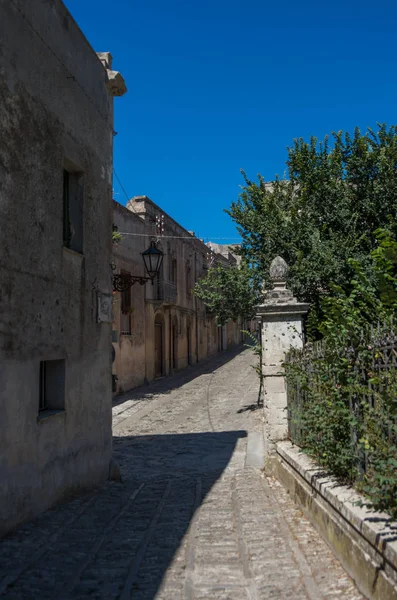 Estrecha antigua calle adoquinada de la ciudad medieval Erice, Sicilia — Foto de Stock