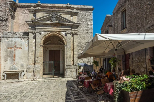 Straat café op het plein vóór de kerk van San Domenico in Erice, Sicilië, Italië — Stockfoto