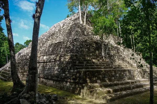 Látványa a maja piramis romokban a régészeti Balamku kamrában a foglalás, a bioszféra Calakmul, Campeche, Mexikó — Stock Fotó