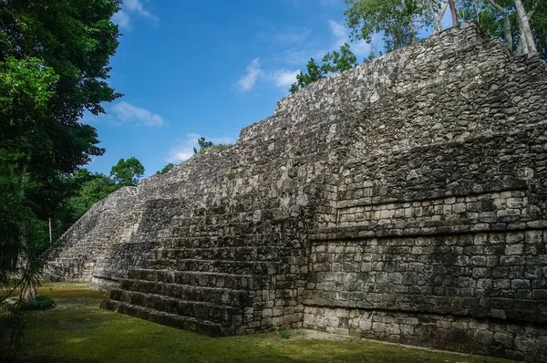 Pohled na Mayské pyramidy v troskách v krytu archeologické Balamku v rezervaci biosféry Calakmul byl, Campeche, Mexiko — Stock fotografie