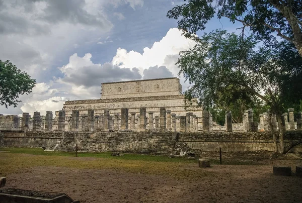 Grupo de Mil Columnas y Templo de los Guerreros, Chichén-Itzá, México — Foto de Stock