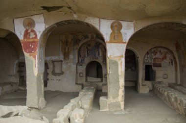  David Gareja Monastery kompleks, mağara içinde eski hayatta kalan freskleri.