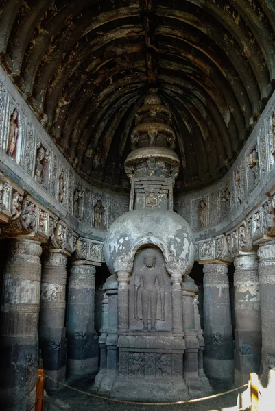 Houtsnijwerk versieren kolommen in boeddhistische Cave 19, Ajanta, Maharashta, India — Stockfoto